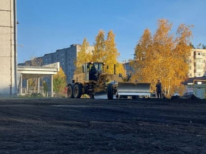 Возле Усть-Илимской городской поликлиники №2 обустраивают парковку для автомобилей