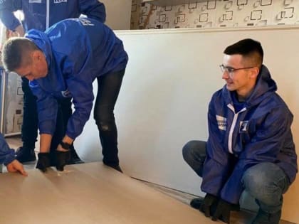 Молодогвардейцы помогли с утеплением дома жене мобилизованного иркутянина