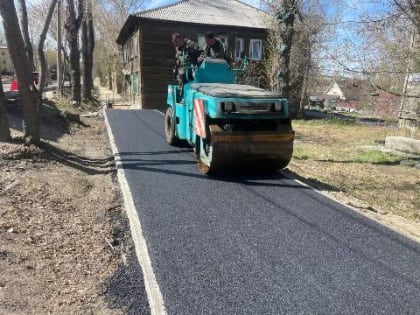 На улице Чайковского в Иркутске асфальтируют тротуары