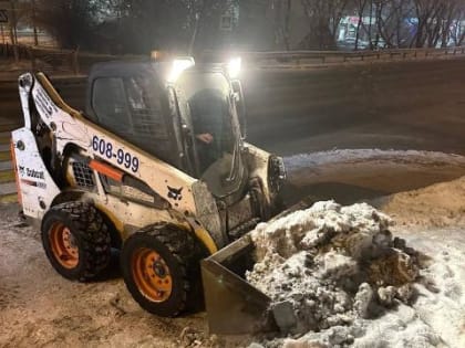 Городские службы и подрядчики круглосуточно вывозят снег с улиц Иркутска