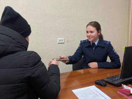 Минусинские полицейские вернули женщине мобильный, оставленный ею год назад в автомобиле такси