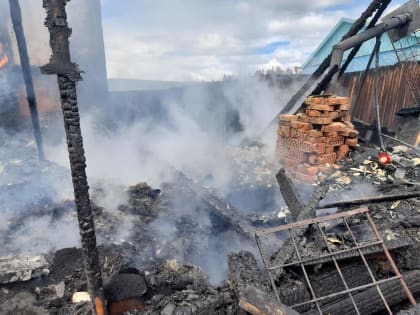 В Усть-Куте сгорели надворные постройки