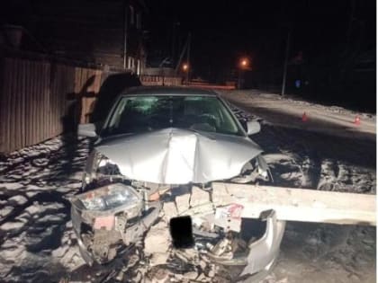 В Иркутской области водитель на скорости припарковался в столб