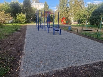 В избирательном округе № 12 депутата Александра Друзенко установили воркаут в роще на бульваре Постышева