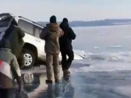 Land Cruiser влетал в становую трещину и чуть не утонул на Малом море Байкала