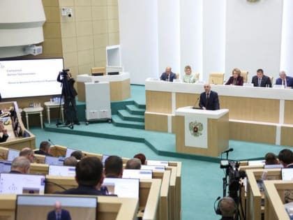 Проект федерального бюджета на ближайшие три года обсудили в Совете Федерации