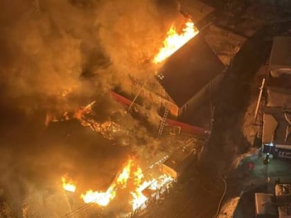 В Иркутске прохожие вытаскивали из окна горящего дома голых детей