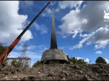 Шпиль стелы "Иркутск – город трудовой доблести" установили на Байкальском кольце