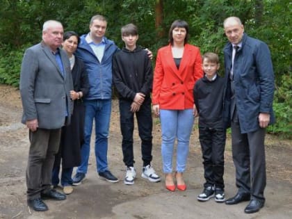 Виталий Хоценко встретился с семьей бойца спецоперации в Саргатском районе