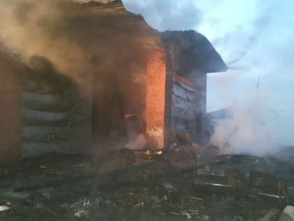 Пожар на лодочной станции в микрорайоне Солнечный в Иркутске: сгорели катер, автомобиль и два ангара