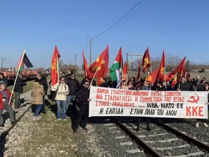 Греческие коммунисты остановили поезд с американскими танками