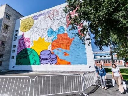 В Новосибирске впервые в мире квадрокоптер нарисовал мурал