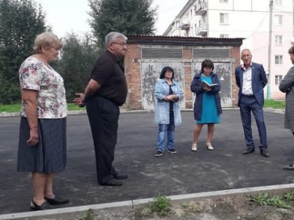 В Свирске партийцы и жители домов высоко оценили качество благоустройства дворовых территорий