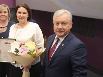 Мэр Братска наградил победителей конкурса «Спасибо, доктор!», лучшую медсестру города и открыл выставку «Хранители здоровья»