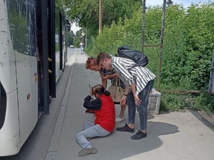 В Новосибирске пассажирка маршрутки получила травмы при выходе из салона