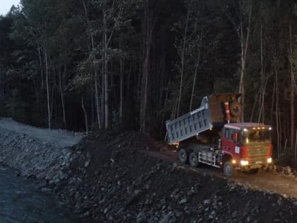 Спецтехника ИНК восстанавливает дамбу на месте размыва участка Байкало-Амурской магистрали в Бурятии