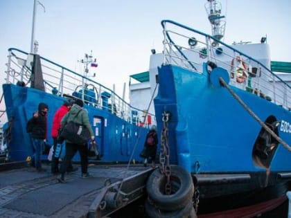 Во Владивостоке опять сломался паром на остров Попова