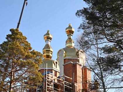 Купол Казанского храма в поселке Большая речка увенчался крестом