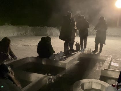 Крещенские купания начались в Тайшете ночью 19 января. Видео
