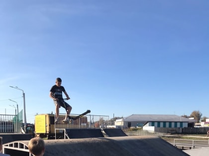 Показательные выступления самокатеров и велосипедистов в честь Дня города