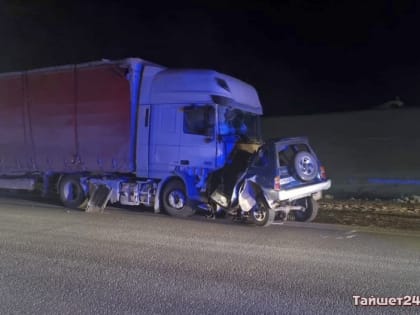 Двое мужчин погибли при столкновении фуры и внедорожника на трассе в Иркутской области