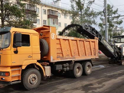 Старый асфальт снимают на улице Мира в Братске
