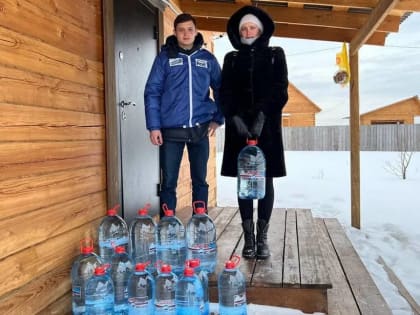 Молодогвардейцы помогли семье находящегося на фронте жителя Хомутово с подвозом воды