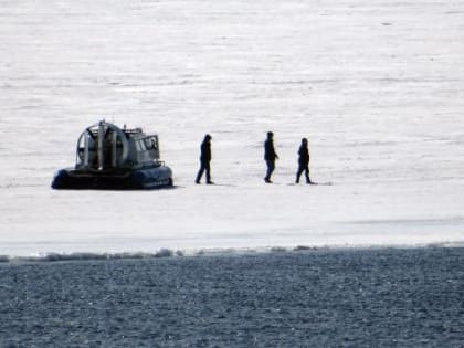 В Листвянке мужчина на коньках попал под судно на воздушной подушке