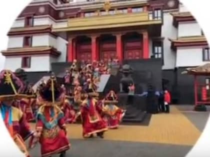 Глава Бурятии показал подписчикам мощи Будды на открытии самого большого дацана России