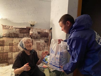 Молодогвардейцы Приангарья поздравили ветераном с Новым годом