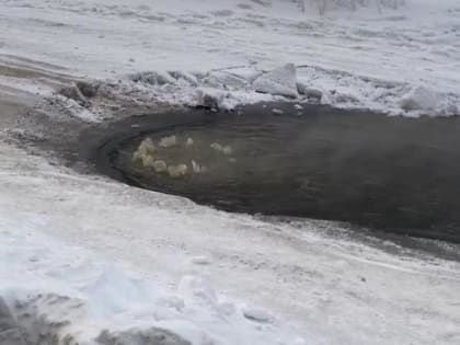 Фонтан с кипятком забил из канализационного люка в Новосибирске