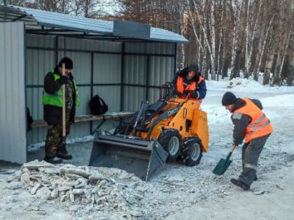 В Новосибирске тестируют новый мини-трактор для уборки тротуаров