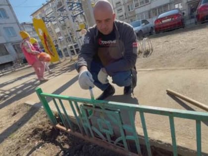 Александр Качин организовал вместе с активистами субботник в одном из дворов Иркутска