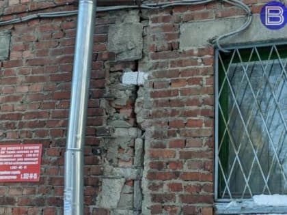 Руководитель Следкома Бастрыкин раскапыват трещину в стене дома в Новосибирске