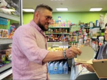 Мэр города Вадим Семенов и заммэра поздравили работников торговли…