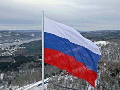 На Николаевской сопке под Красноярском вновь подняли самый большой флаг России