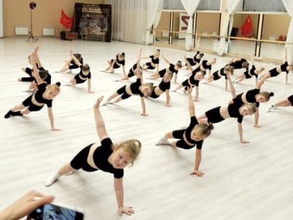 В младшей группе ансамбля «Движение» Дворца культуры «Дружба» прошло открытое занятие