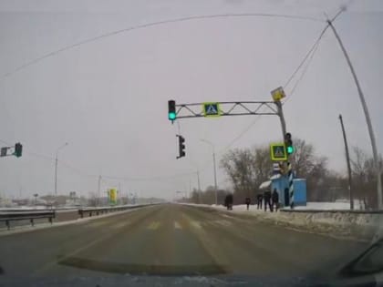 Светофор упал на машину под Омском (видео)