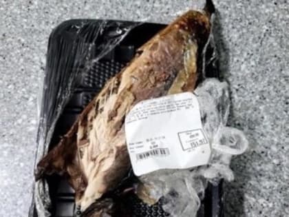 В кемеровском магазине продавали рыбу с начинкой из червей