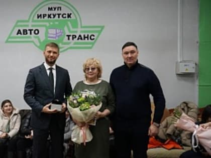 Спикер Евгений Стекачев и мэр Руслан Болотов вручили ключи от автобуса МАЗ женскому экипажу МУП «Иркутскавтотранс»