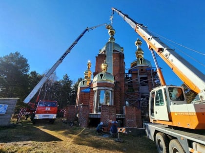 В поселке Большая Речка установили крест на купол строящегося храма