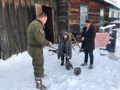 «Молодежка ОНФ» помогла многодетной матери-одиночке отремонтировать печь