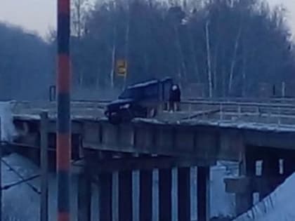В Бурятии автомобиль повис на краю моста