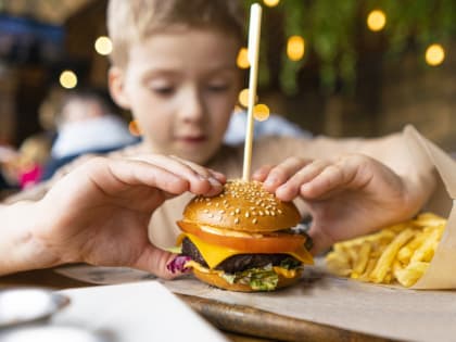 В Иркутской области подняли вопрос о включении фастфуда в меню для школьников