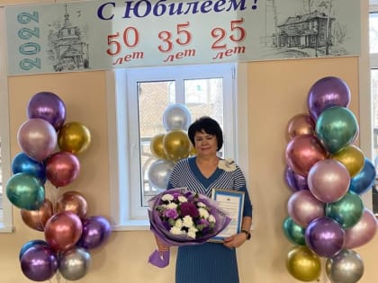 Вице-спикер ЗС Ольга Носенко поздравила протоиерея Каллиника с 50-летием рукоположения