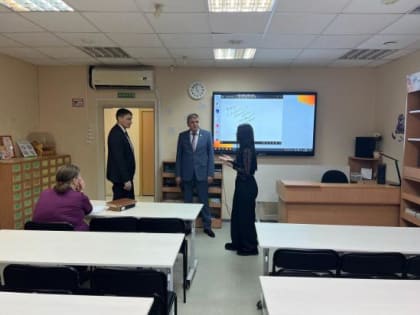 Реализацию инициативных проектов в межпоселенческой библиотеке Братского района оценил депутат ЗС Тимур Сагдеев