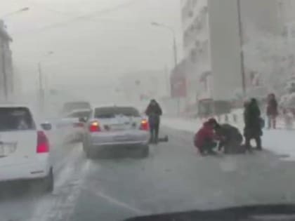 Пешеходов сбили в Якутске на улице Ярославского