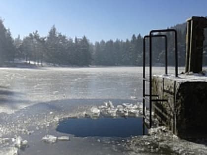 Врач рассказал, как правильно окунаться в крещенскую прорубь