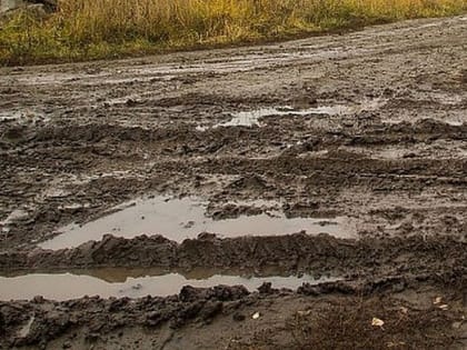 Двоих водителей, чьи машины вмерзли в грязь посреди тайги, спасли пожарные из Бурятии