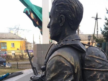 В Вихоревке вандалы попытались испортить памятник Герою СССР В.Ф. Маргелову, но местное десантное братство за считаные часы его восстановило